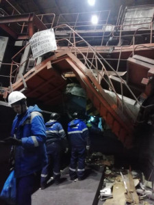 На месте трагедии в конверторном цехе НЛМК ночью работали городские спасатели