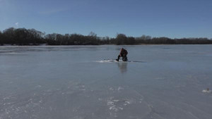 Спасатели предупреждают: первый лёд непрочен и очень опасен