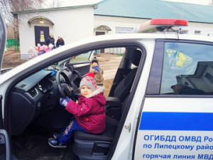 В Липецкой области в гости к  малышам приезжают автомобили ДПС