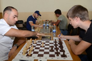 В гроссмейстерском турнире лидирует Чеботарёв, в открытом впереди трио