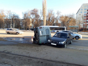 В Липецке УАЗ перевернулся после столкновения с иномаркой