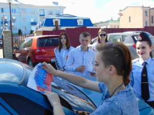 В Липецкой области автоинспекторы, молодые общественники и ЮИДовцы вручали автомобилистам наклейки вежливых водителей