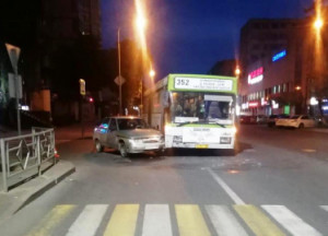 В Липецке «двенадцатая» столкнулась с автобусом