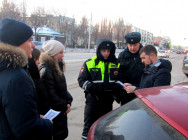 В Липецке автомобилисты благодарили автоинспекторов и ЮИДовцев за  заботу о безопасности маленьких пассажиров