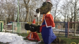 Чебурашка и Крокодил Гена встретят посетителей детского парка «Сказка» в новогоднем образе