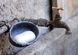 Жители Тербунского района недовольны качеством холодной воды