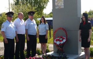 В Добринке возложили цветы к памятнику одному из первых местных милиционеров