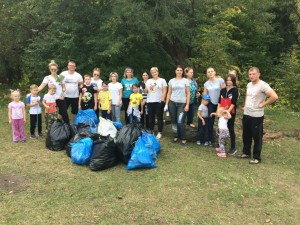 10 молодых семей в Данкове очистили от мусора участок вдоль Стрелецкого леса