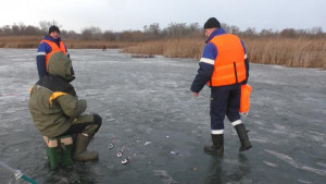 Спасатели предупреждают рыбаков об опасности пребывания на тонком льду водоемов