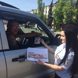 В Липецкой области автоинспекторы поздравляют водителей с Днем Победы