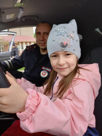 В Липецкой области малыши вручают автомобилистам ангелов-хранителей