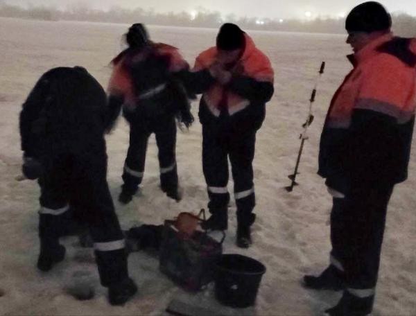Липецкие спасатели эвакуировали со льда реки Воронеж двух горе-рыбаков
