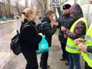 Порядка  ста  липецких школьников получили конфеты с надписями «Соблюдай ПДД»