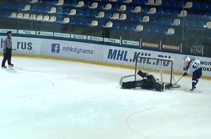 МХК «Липецк» одолел аутсайдера лишь в серии буллитов и потерял форварда (видео)
