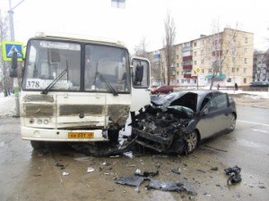 В Липецке в столкновении иномарки с автобусом пострадали люди