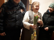 Сотрудники ОМВД России по году Ельцу по традиции поздравили матерей с 8 марта
