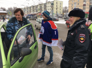 Молодые липецкие хоккеисты благодарили законопослушных водителей