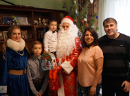 "Полицейский Дед Мороз" раздаёт подарки детям