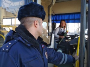 В Липецке сотрудники ГИБДД поздравляли женщин, водителей электробусов