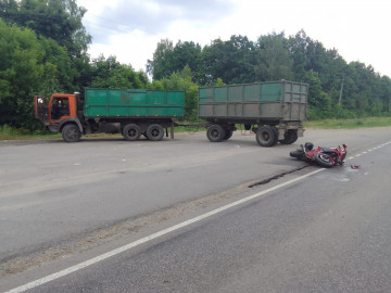 В Грязинском районе в столкновении с КамАЗом пострадал мотоциклист