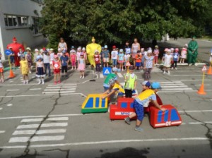 Липецкие автоинспекторы проводят в областном центре праздники дорожной безопасности для воспитанников детских садов