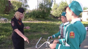 В Липецке юные инспекторы рассказывают сверстникам о правилах управления велосипедом