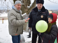 В липецком регионе сотрудники ГИБДД и юные инспекторы  вручают пешеходам символ дорожной безопасности - зеленые шары