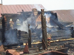 Днем в Липецке сгорел дом, пострадал один человек