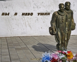 В память о погибшем летчике из Липецка горожане несут цветы к памятнику авиаторам