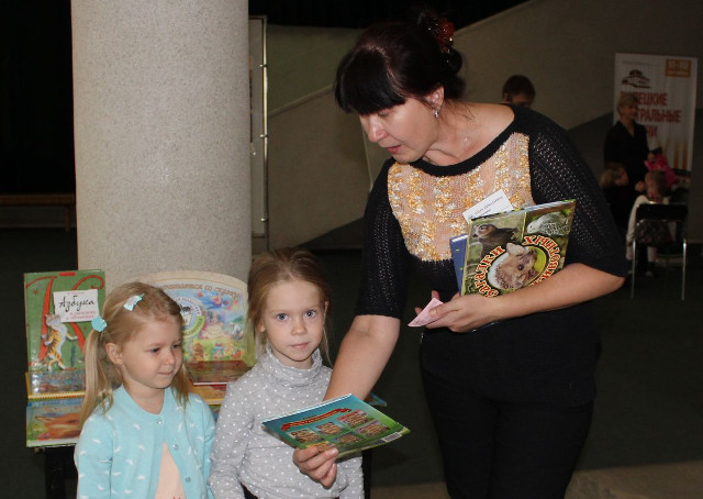 Выставка из фондов Липецкой областной детской библиотеки прошла в театре драмы имени Л. Н. Толстого
