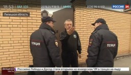 Бывший мэр Ельца кидался с топором на журналистов телеканала «Россия 24» (ВИДЕО)
