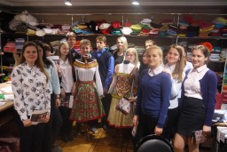 Школьники из Сырского побывали в текстильной компании с экскурсией