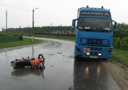 В Тербунах большегруз столкнулся с мотоциклом подростка