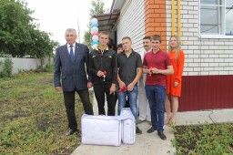 Новые квартиры получили дети-сироты в Лев-Толстовском районе