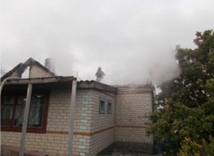 Пожар уничтожил кровлю дома в Краснинском районе