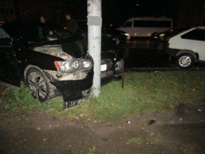 В Липецке на улице Механизаторов иномарка врезалась в столб