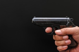 В Ельце мужчина ограбил павильон, угрожая предметом похожим на пистолет