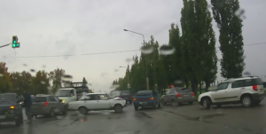Последствия столкновения семи автомобилей на выезде из Липецка попали на видео
