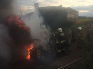 В Становлянском районе сгорел трактор