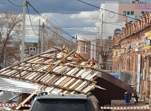 Ураган в Лебедяни повредил крыши двух домов, школы и торговых рядов (ФОТО)