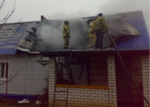 В Грязинском районе сгорела кровля дома
