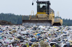 Сотрудники СпецАТП в Чаплыгинском районе незаконно вывозят мусор на полигон ТБО