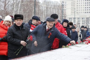 Представители КПРФ возложили цветы на Могилу неизвестного солдата