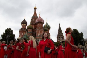 Женщины в красном в Москве. Фоторепортаж