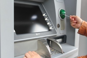 Двух жителей ближнего зарубежья будут судить за серию краж из банкоматов